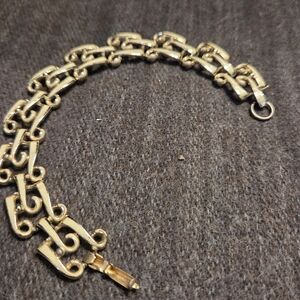 Elegant Gold Chain Bracelet